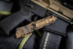 Microtech Combat Troodon Coyote Tan Camo Cerakote OTF Automatic Knife 3.8" Tan Camo Dagger Serrated 142-3CCS -Best Knifes Shop Combat Troodon Coyote Camo Closed 2 76378.1661299071